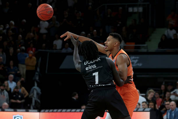 凭借凌厉的 凭借凌厉的