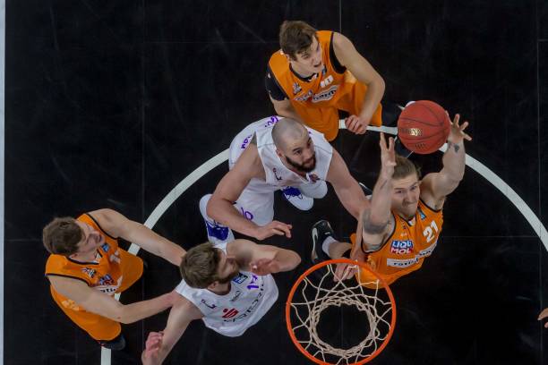 锋线与中场 锋线与中场